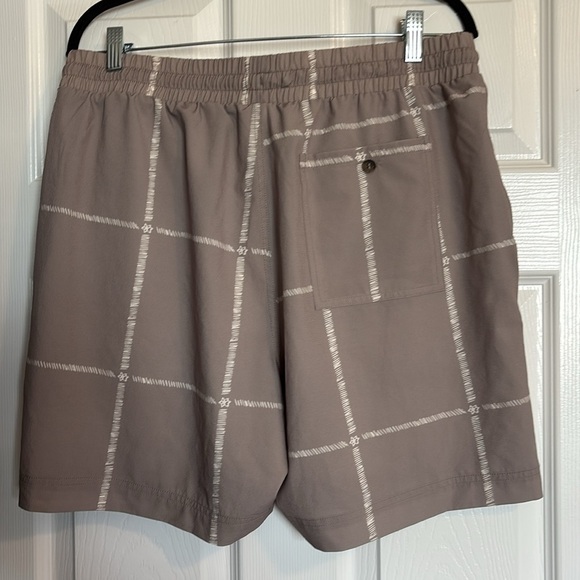 Fabletics The One men’s tan 6” inseam athletic shorts size large - Picture 6 of 9